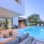 Hedone In For 6 2 Persons With 45 M2 Heated Pool, Wellness & Sport Amenities וילה Rakalj