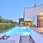 Hedone In For 6 2 Persons With 45 M2 Heated Pool, Wellness & Sport Amenities וילה Rakalj