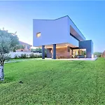Hedone In For 6 2 Persons With 45 M2 Heated Pool, Wellness & Sport Amenities וילה Rakalj