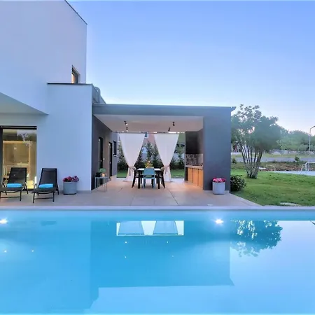 Hedone In For 6 2 Persons With 45 M2 Heated Pool, Wellness & Sport Amenities